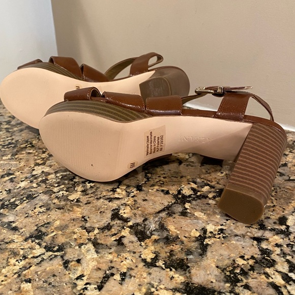 Women Sandals - Picture 6 of 9